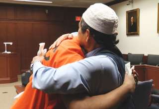 Padre Musulmán Perdona al Asesino de su Hijo y Luego lo Abraza Ante el Tribunal