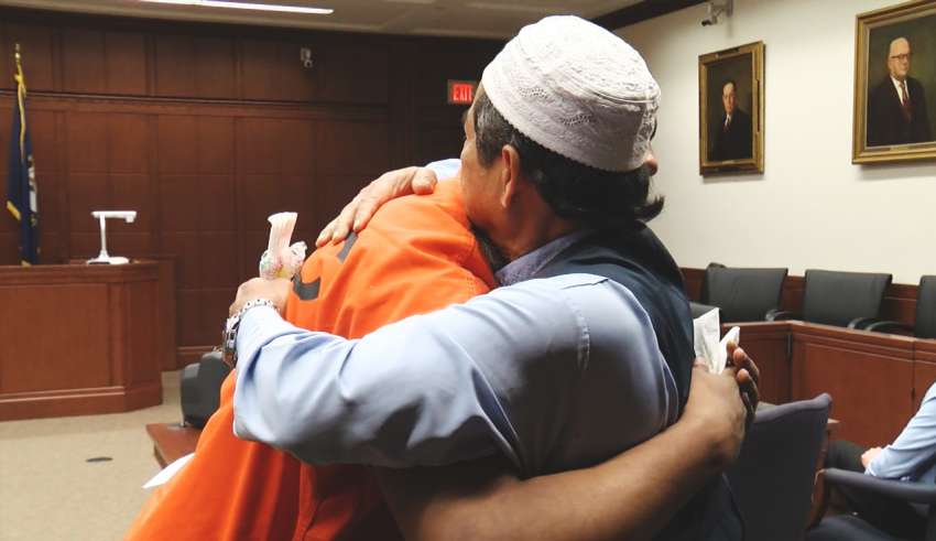 Padre Musulmán Perdona al Asesino de su Hijo y Luego lo Abraza Ante el Tribunal